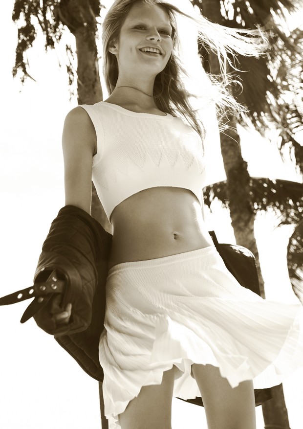 Anna Ewers, modelo, usa top e saia, Alaïa; jaqueta, Belstaff na Atrium Miami - 13/06/2013 - Miami - Estados Unidos. Foto: Mariano Vivanco / Edições Globo Condé Nast. (Foto: Reprodução)