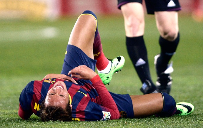 Neymar caído jogo Barcelona contra Real Sociedad (Foto: Reuters)