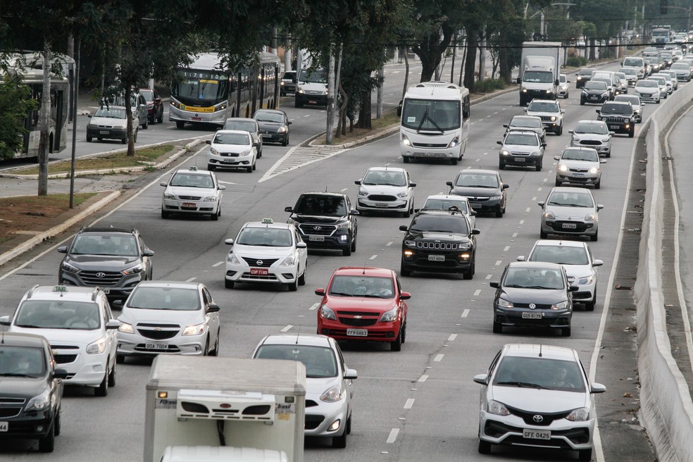 Tr&acirc;nsito de ve&iacute;culos na Avenida Prestes Maia, na regi&atilde;o central de S&atilde;o Paulo, em 10 de junho. &mdash; Foto: F&aacute;bio Vieira/Fotorua/Estad&atilde;o Conte&uacute;do