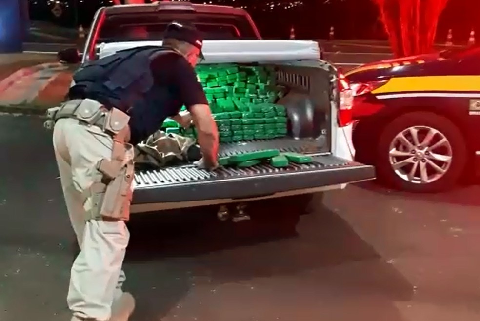 Pol&iacute;cia Rodovi&aacute;ria Federal prende tr&ecirc;s ap&oacute;s encontrar quase 300 kg de maconha em Ourinhos &mdash; Foto: Pol&iacute;cia Rodovi&aacute;ria Federal/Divulga&ccedil;&atilde;o