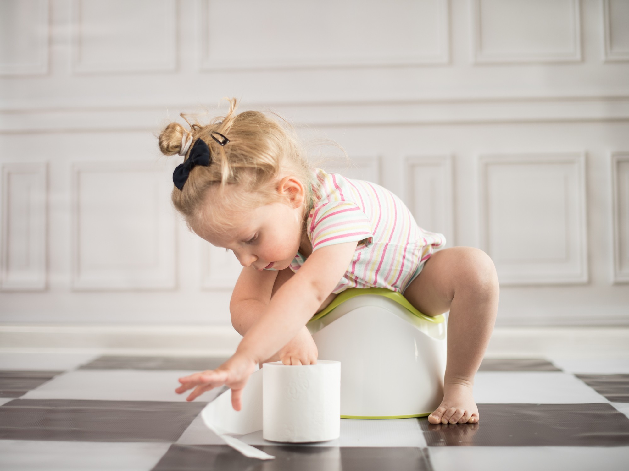 Cada criança tem seu tempo para começar o desfralde e se acostumar a usar o vaso (Foto: Thinkstock)