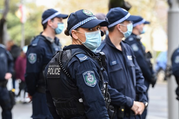 Organizadores por trás de protesto anti-máscara são presos na Austrália (Foto: Reprodução)