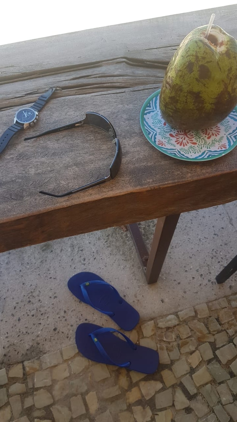 Chinelos no ch&atilde;o, &oacute;culos e rel&oacute;gio na mesa... Abel mergulha para espairecer no mar do Leblon &mdash; Foto: Janir Jr