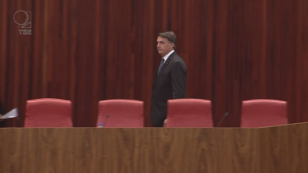 O presidente da República, Jair Bolsonaro, chega ao TSE para a cerimônia de posse de Alexandre de Moraes como presidente do tribunal — Foto: Reprodução/TSE