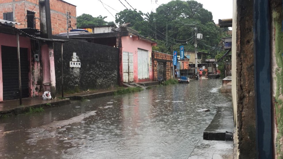 Rua alagada na comunidade da Sharp, em Manaus  — Foto: Leandro Guedes/Rede Amazônica 