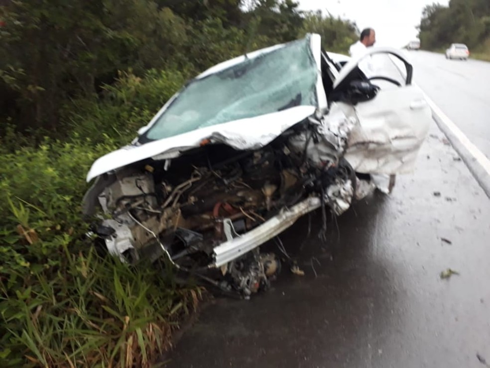 Um dos carros envolvidos na batida ficou completamente destruído — Foto: Thainá Lôbo/Site Voz da Bahia
