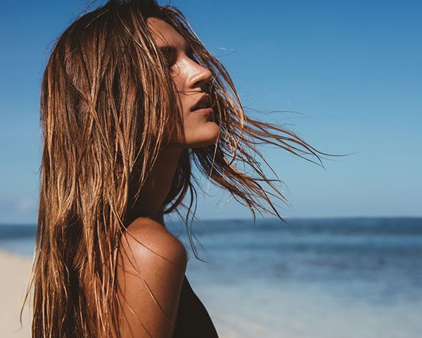Os cabelos podem ficar sem vida e quebradiços por causa do sol, mar e piscina (Foto: Thinkstock)
