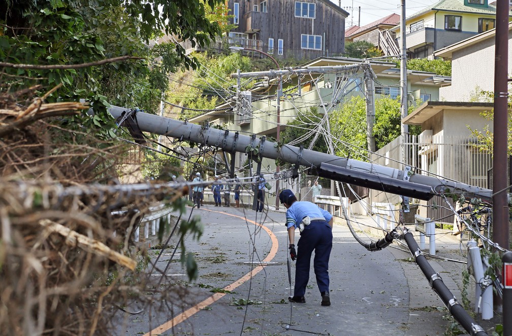 Tufão Faxai que atingiu Tóquio, no Japão, provocou danos em Kanagawa — Foto: Jiji press / AFP