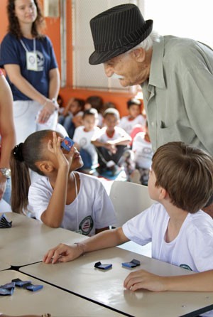 G1 - Marceneiro de 86 anos cria jogo para ensinar tabuada a crianças -  notícias em Educação