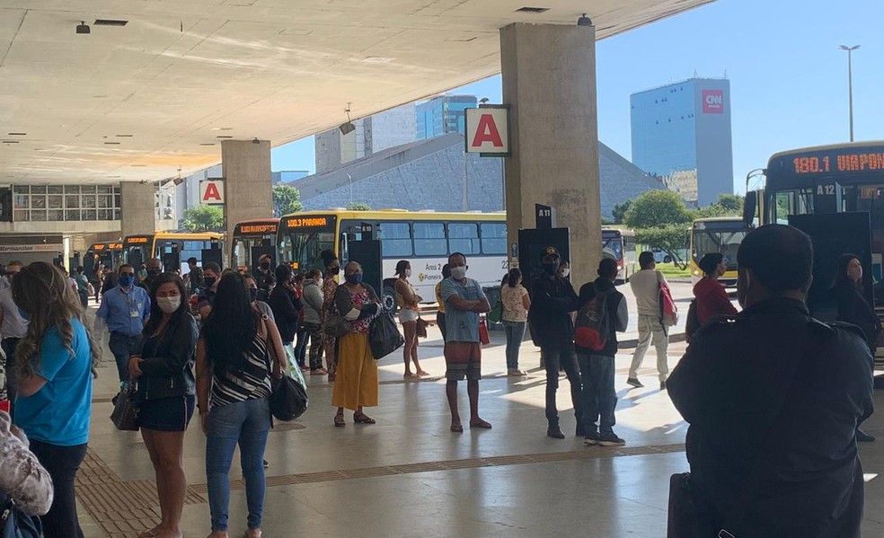 Usuários da Rodoviária do Plano Piloto usando máscaras, no DF — Foto: G1 DF