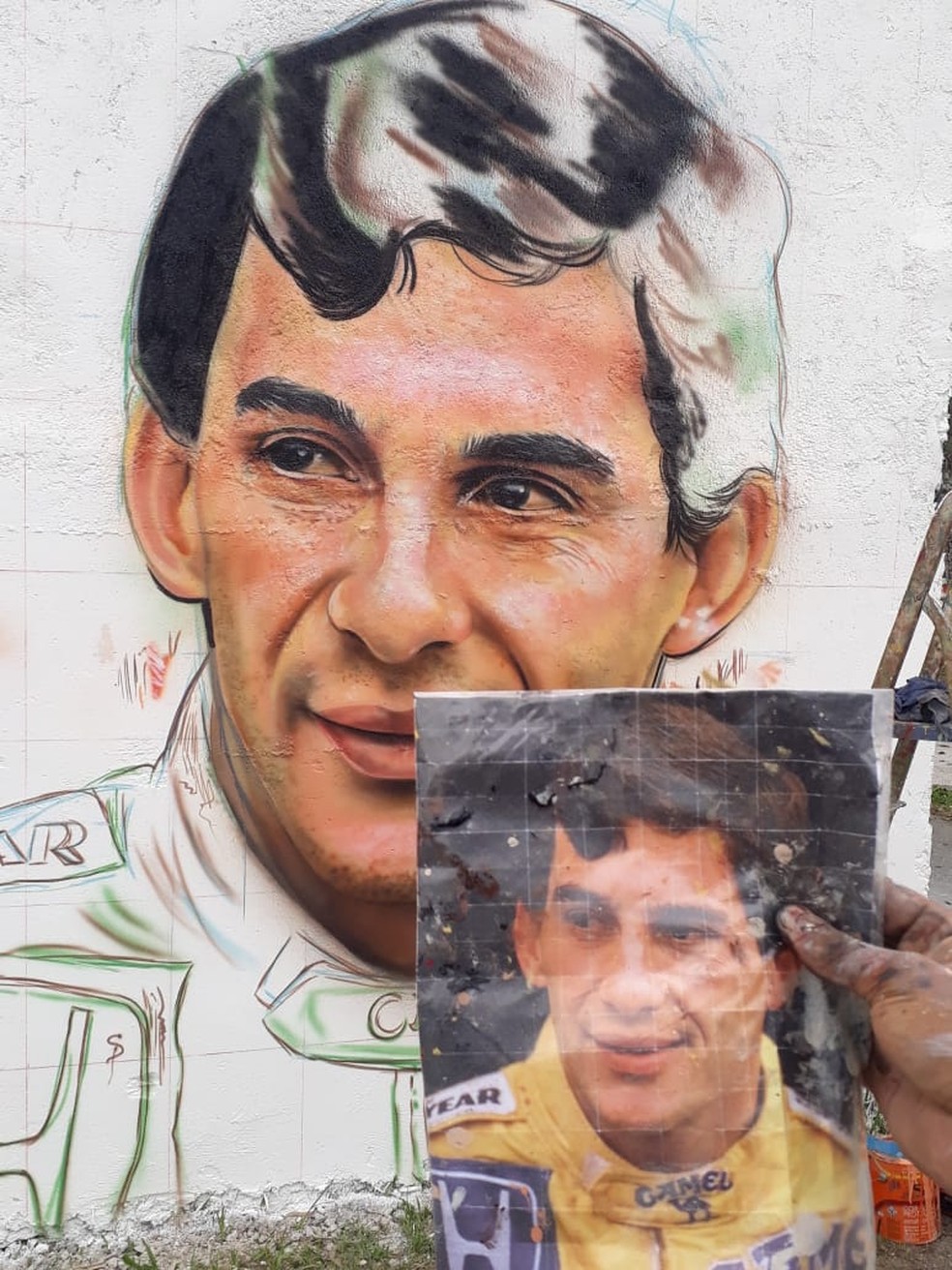 Artista fez pintura do piloto Ayrton Senna em praça de Pinhais. — Foto: Arquivo pessoal