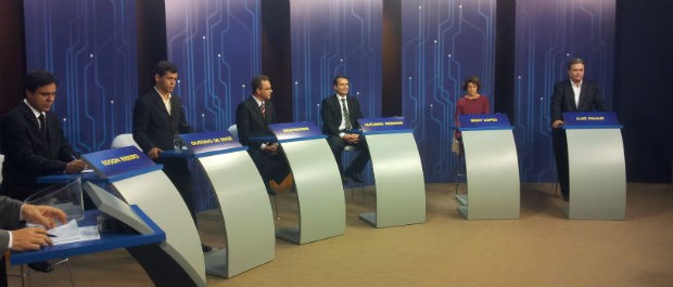 Candidatos no estúdio da TV Gazeta para o debate (Foto: Mariana Perim / G1 ES)