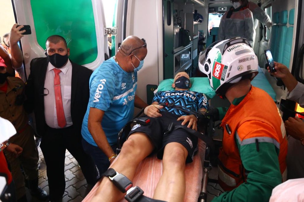 Villassanti é encaminhado ao hospital para atendimento — Foto: Lucas Uebel / Grêmio FBPA