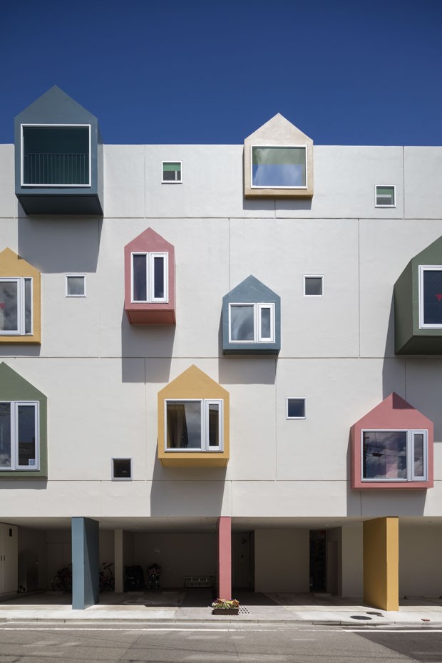 Escola japonesa tem fachada com desenhos de casas feitos por crianças (Foto: Sigeo Ogawa )