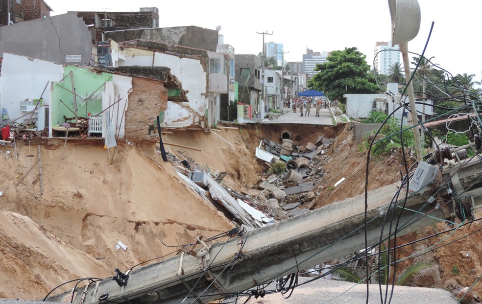 Chuva abriu cratera e casas corriam risco de desmoronamento no bairro de Mãe Luíza, na Zona Leste de Natal (Foto: Everaldo Costa/Inter TV Cabugi)
