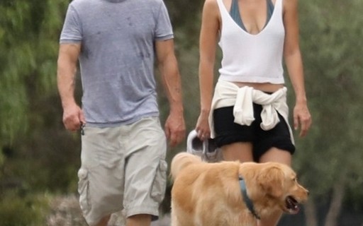 Sean Penn e a namorada Leila George  são vistos em passeio por Malibu