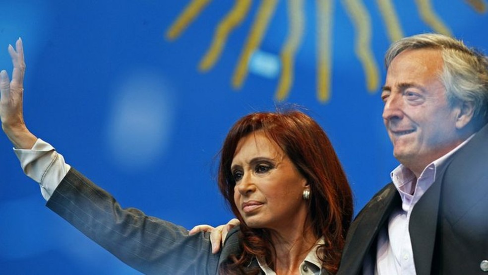 Os Kirchners melhoraram a situação econômica de muitos argentinos, mas o custo macroeconômico foi alto — Foto: AFP via BBC