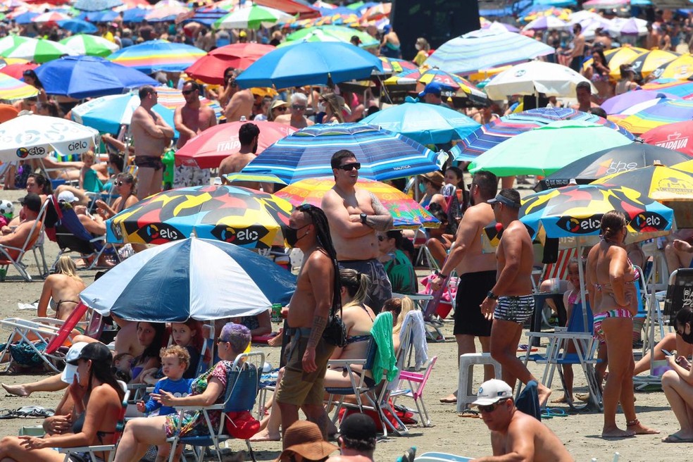 Centenas de banhistas ignoram obrigatoriedade de máscaras faciais e aproveitam dia de sol em praia de Santos, SP — Foto: Matheus Tagé/Jornal A Tribuna