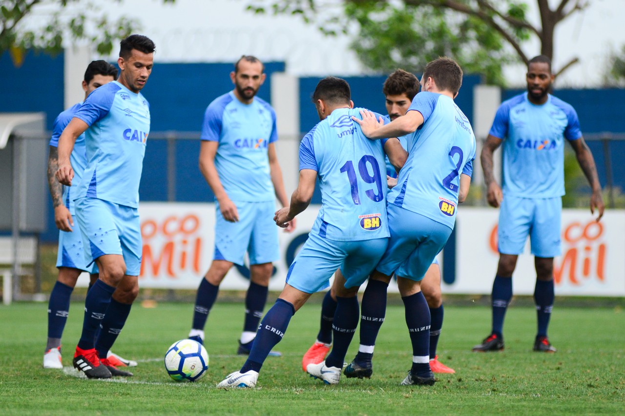 Henrique vê Cruzeiro mais leve após título e ressalta meta de chegar entre os primeiros no Brasileirão