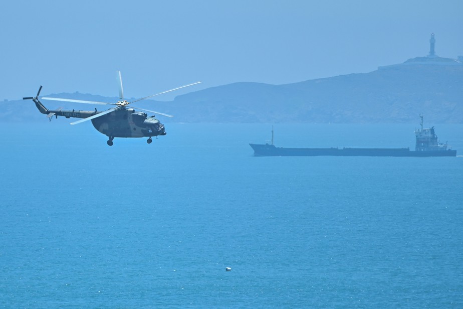 Helicóptero militar chinês sobrevoa a ilha de Pingtan, um dos pontos mais próximos entre China e Taiwan, na província de Fujian