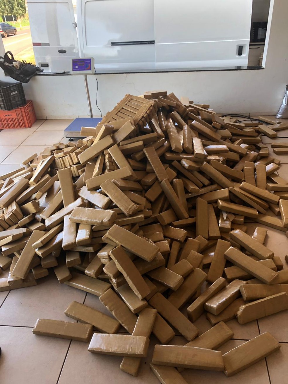 Mais de uma tonelada de maconha foi apreendida na PR-323 — Foto: PRE/Divulgação