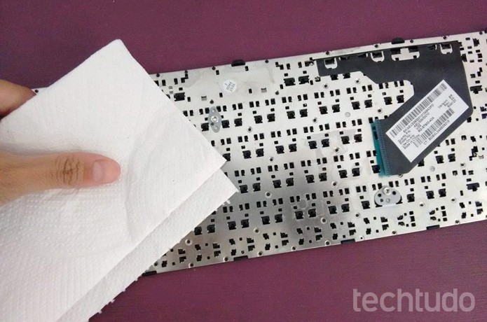 Secagem do teclado do notebook com papel toalha (Foto: Raquel Freire/TechTudo)
