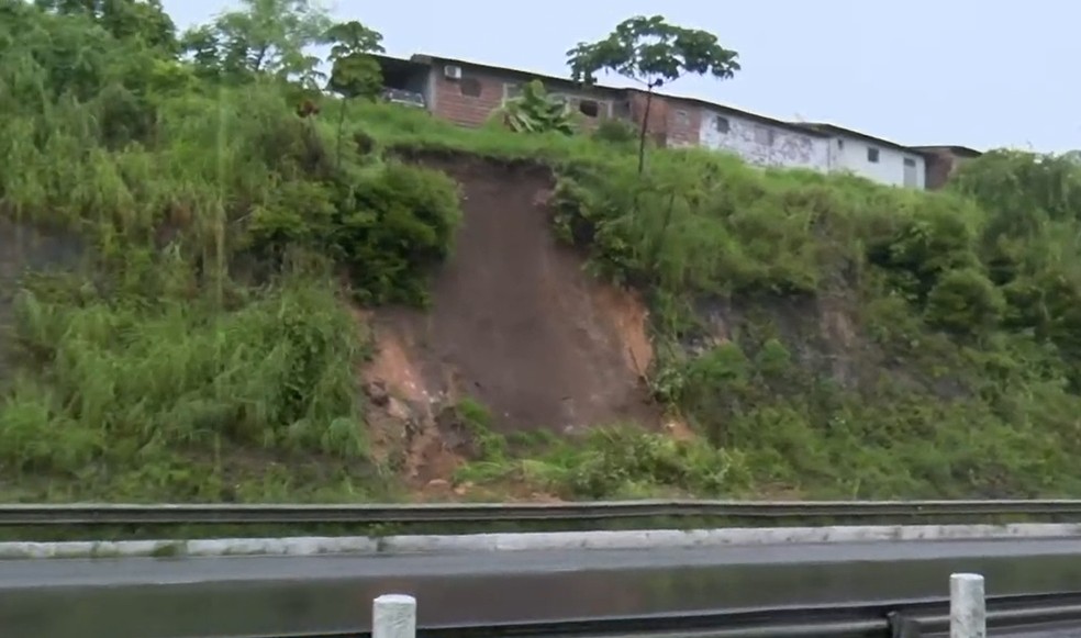 Trecho da BR-230 entre João Pessoa e Cabedelo é interditado após deslizamento provocado pelas chuvas | Paraíba | G1