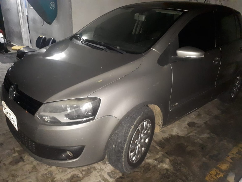 Com o suspeito, a polícia apreendeu carro utilizado no crime e objetos pessoais da vítima — Foto: Polícia Civil/Divulgação