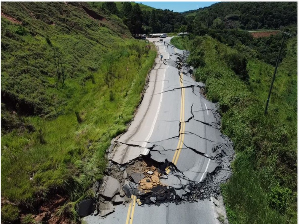 Trecho da BR-381 ficou completamente destruído em Nova Era — Foto: PRF-MG/Divulgação