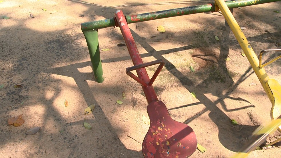 Gangorra quebrada no parque do Horto de Maruípe, em Vitória, começou a ser consertada pela prefeitura enquanto equipe de reportagem estava no local — Foto: Reprodução/TV Gazeta