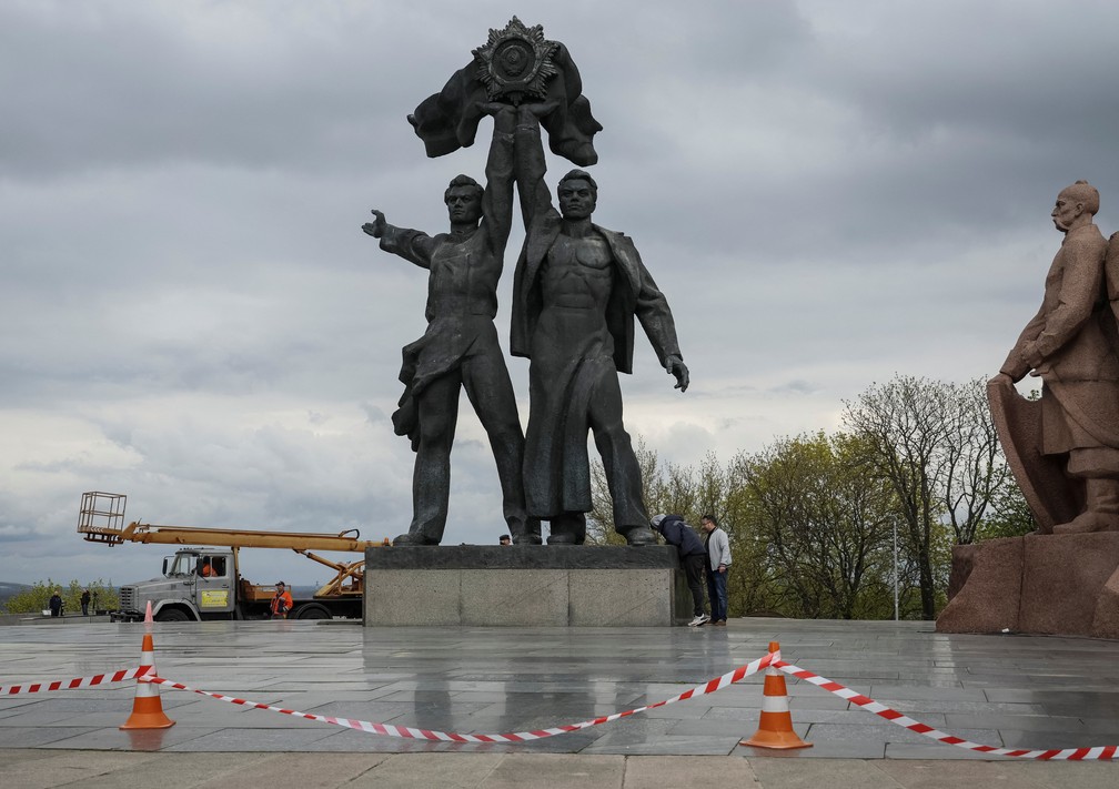 Estátua que comemorava a amizade russo-ucraniana é removida em Kiev — Foto: Gleb Garanich/Reuters