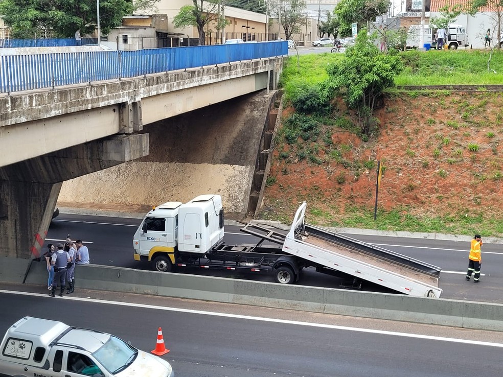 O primeiro acidente foi a queda de uma bobina metálica de 11 toneladas que era transportada por um caminhão  — Foto: Maycon Oliveira /Tv Tem