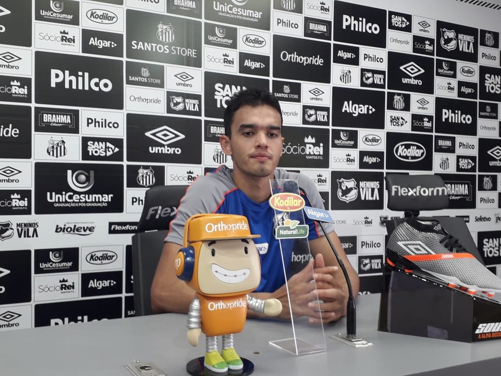 Felipe Aguilar em entrevista coletiva no Santos â€” Foto: CaÃ­que Stiva