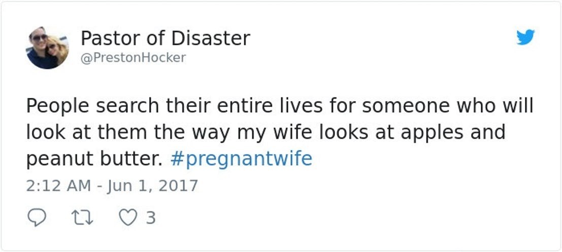 As pessoas procuram por toda vida por alguém que vai olhar para elas da maneira que minha esposa olha para maçãs e manteiga de amendoim #esposagravida (Foto: Reprodução Twitter)