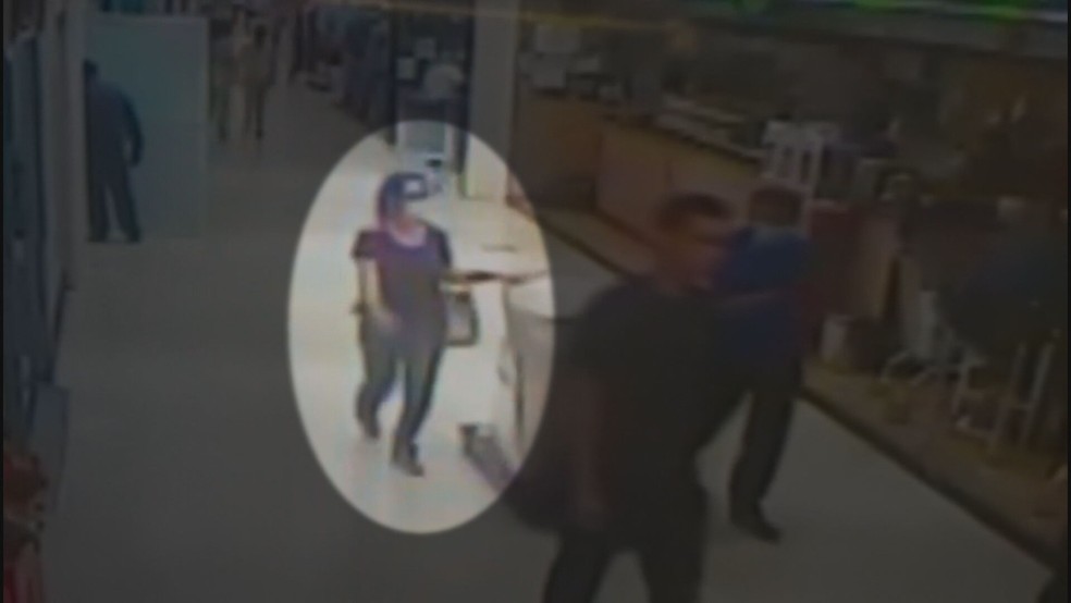 Maria Jucilândia, acusada de aplicar golpes em idosos, é flagrada em loja com cartão de vítima — Foto: Reprodução/TV Globo