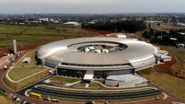 BBC - Prédio semelhante a uma arena de futebol, orçado em R$ 1,8 bilhão, é a maior construção científica já feita no Brasil (Foto: FELIX LIMA/BBC NEWS BRASIL)