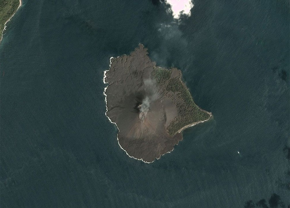 Imagem do vulcão Anak Krakatau antes do colapso, capturada pelo minissatélite Dove (17/12/2018) — Foto: Planet Labs, Inc. via BBC