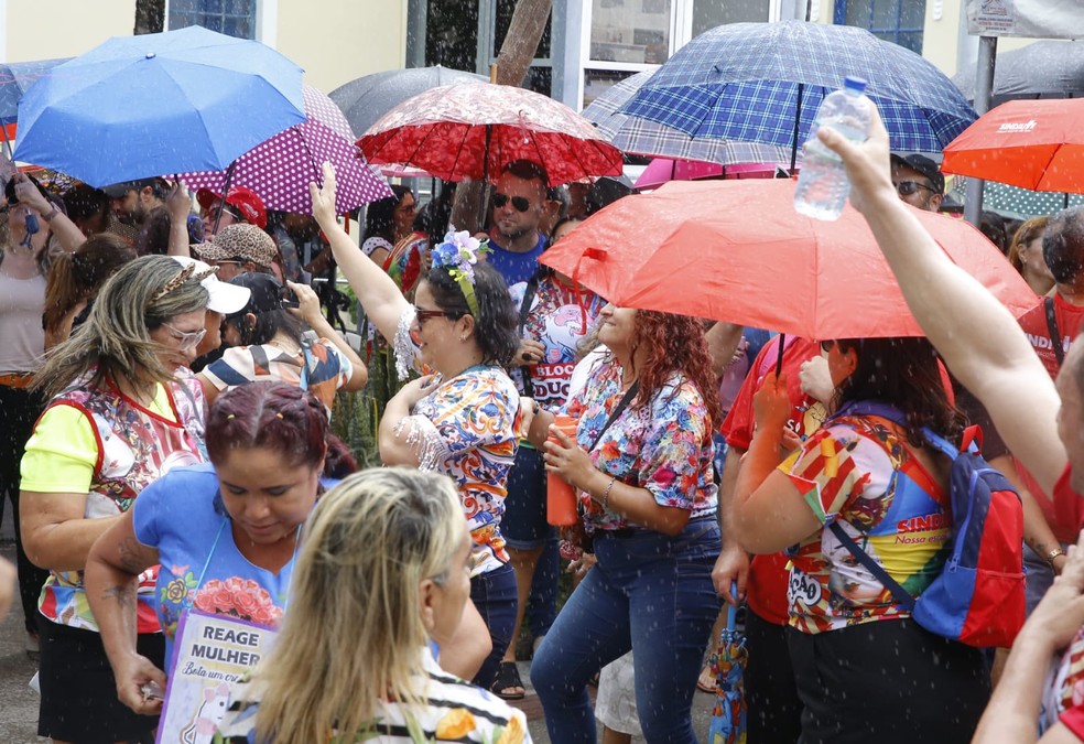 Professores municipais protestam e reivindicam pagamento de piso e reajuste salarial em Fortaleza — Foto: Kid Jr./SVM