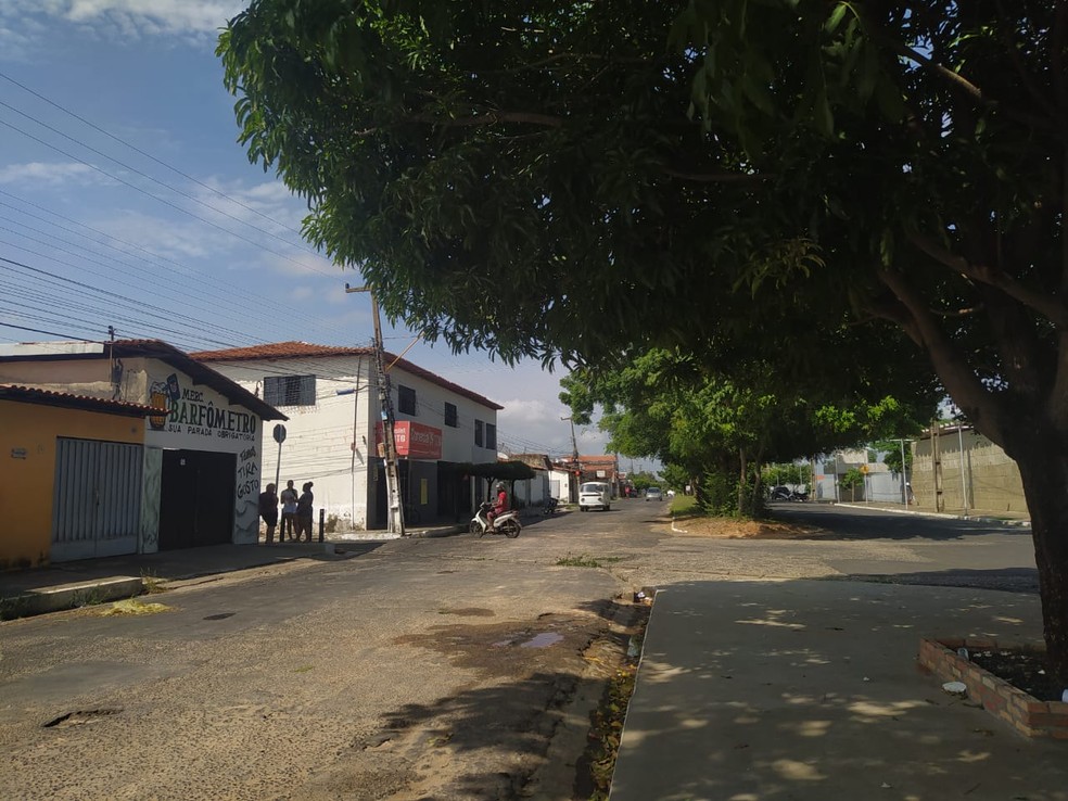 Local onde a mulher recebeu os tiros no bairro Mocambinho em Teresina — Foto: Ilanna Serena/g1