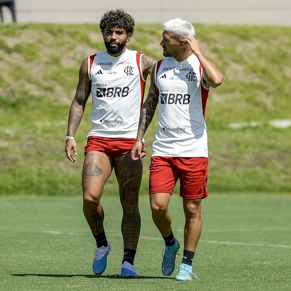 Gabigol e Arrascaeta em treino do Flamengo — Foto: Marcelo Cortes/Flamengo