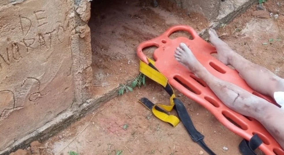 Mulher de 36 anos foi resgatada com vida de dentro de túmulo em cemitério de Minas Gerais — Foto: Divulgação
