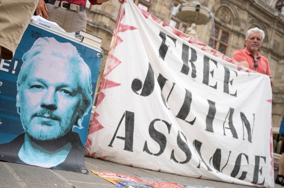 Apoiadores de Julian Assange participam de protesto em Vienna, na Áustria