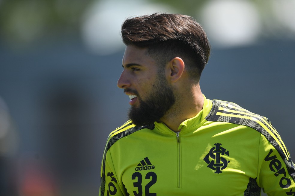 Um dos pendurados do Inter antes do Gre-Nal, Yuri diz que encara o S&Atilde;&pound;o  Paulo: "N&Atilde;&pound;o vou fugir de jogo" | internacional | ge