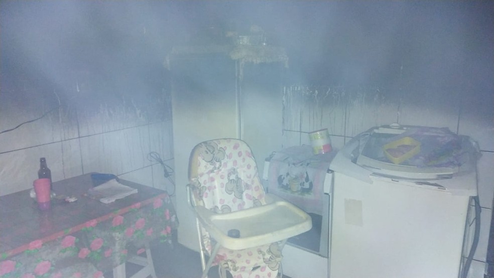 Curto-circuito em celular carregando causa incêndio em residência em Uberlândia