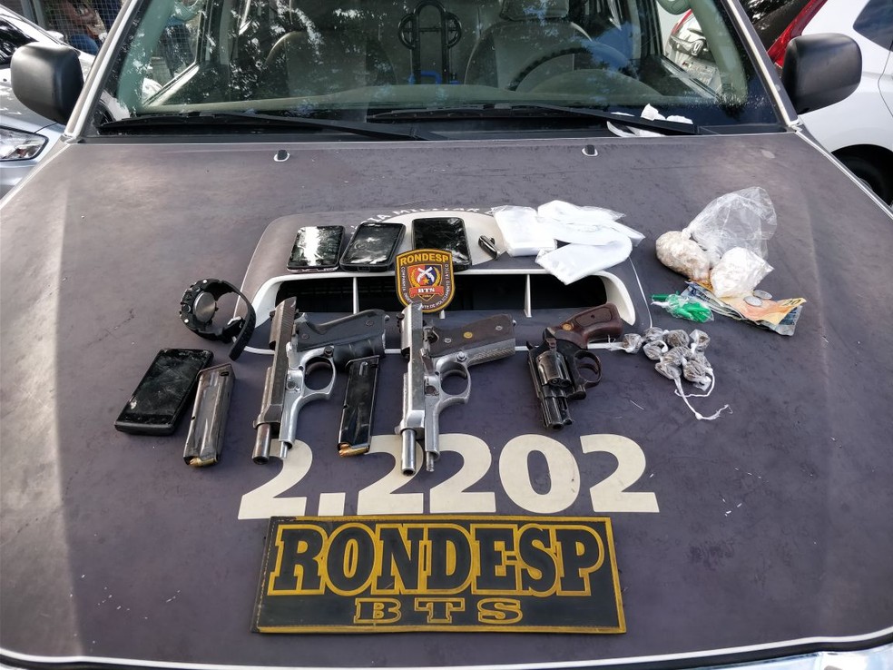 Material apreendido com suspeitos mortos no bairro da Liberdade, em Salvador, segundo a SSP (Foto: SSP/ DivulgaÃ§Ã£o)