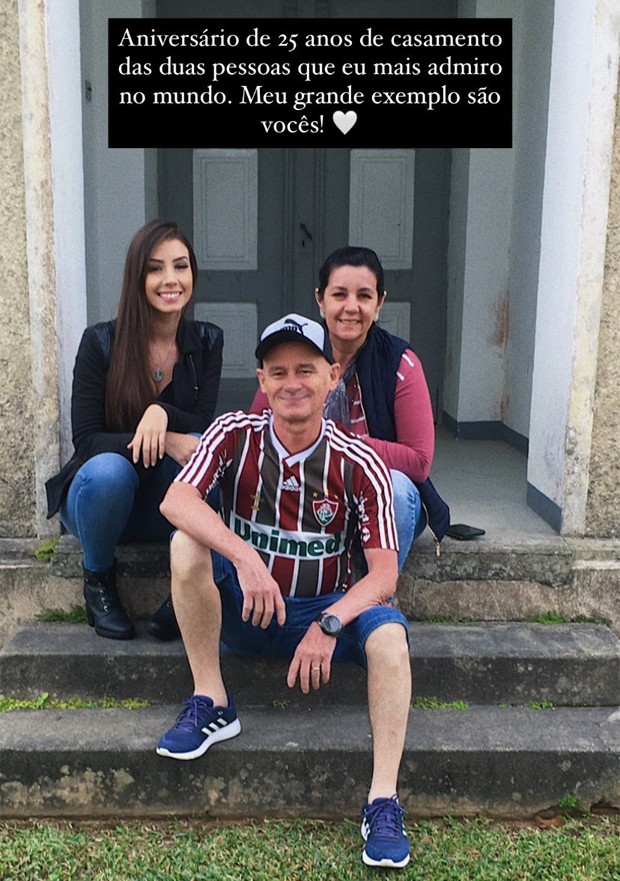 Maria Lina Deggan, namorada de Whindersson, com os pais (Foto: Reprodução/Instagram)