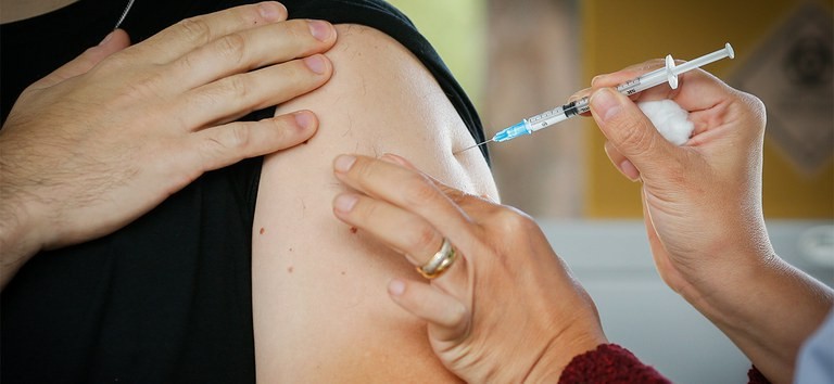 A vacinação com imunizantes que têm tecnologia de RNA mensageiro protegem contra variante Gamma, revelaram testes em roedores (Foto: Governo Federal )