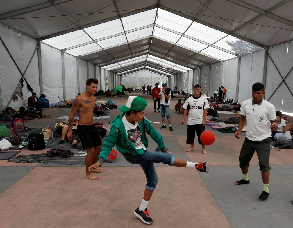 Jovens jogam futebol em abrigo na Cidade do México — Foto: Henry Romero/Reuters