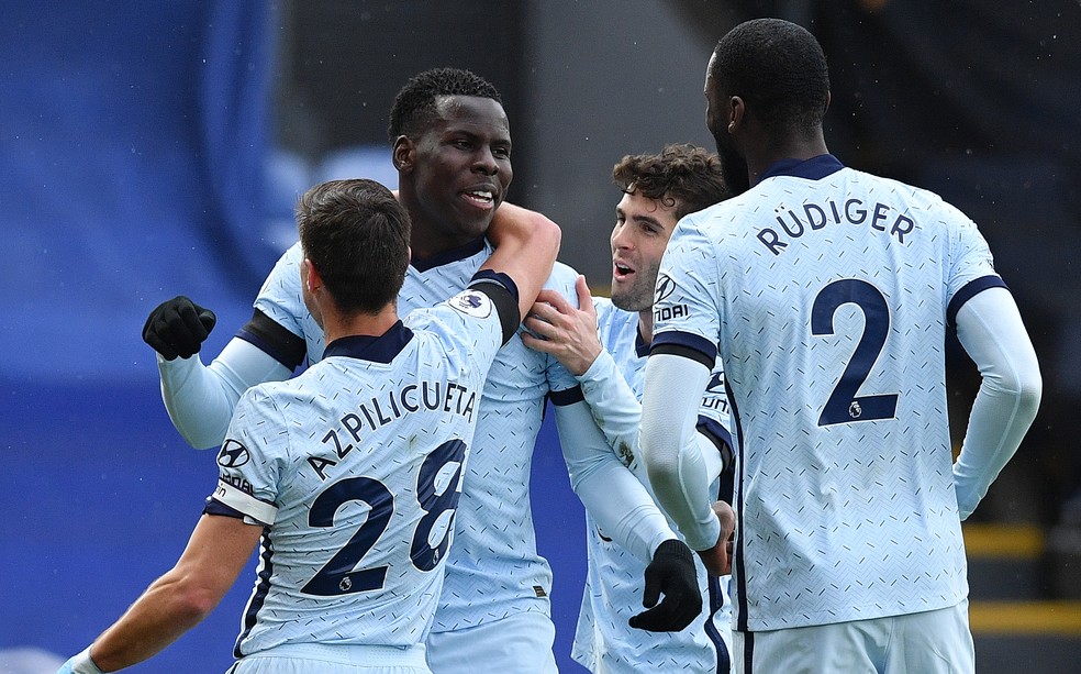 Zouma faz o terceiro gol do Chelsea sobre o Crystal Palace, pelo Campeonato Inglês — Foto: Getty Images