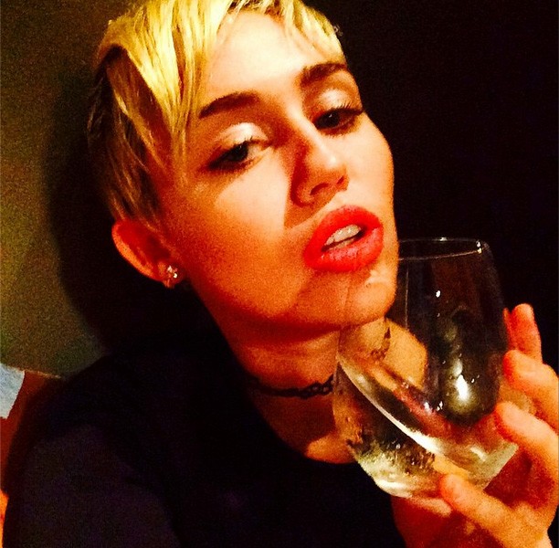 Miley tomando seus bons drink. (Foto: Instagram Miley Cyrus)